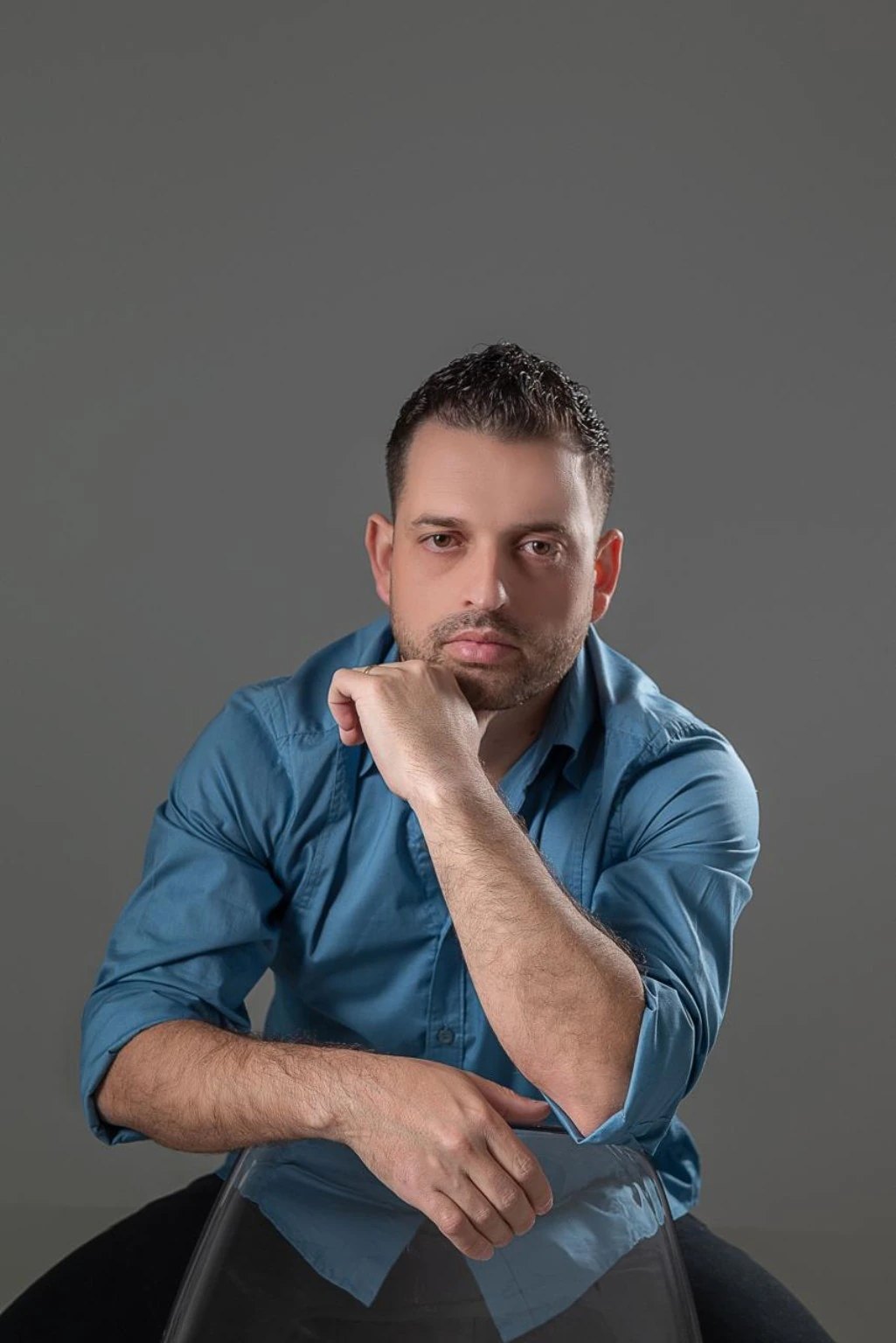 William em retrato de roupa azul